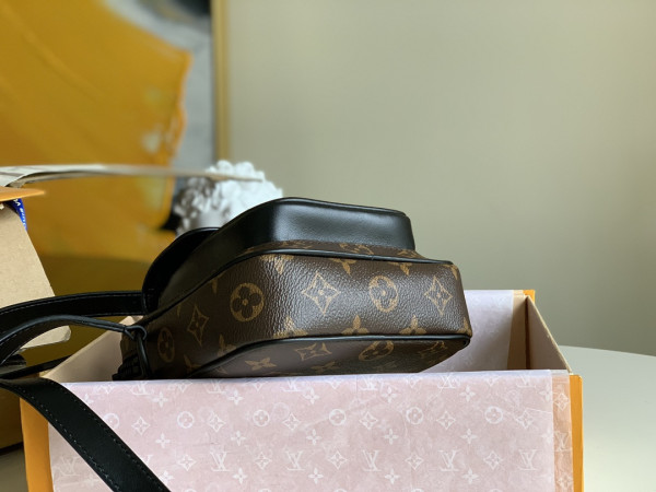 l0*is V*t0n christopher wearable wallet