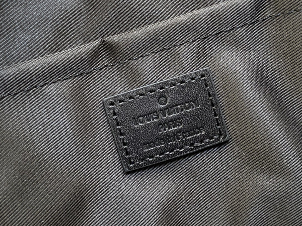 l0*is V*t0n moon crossbody
