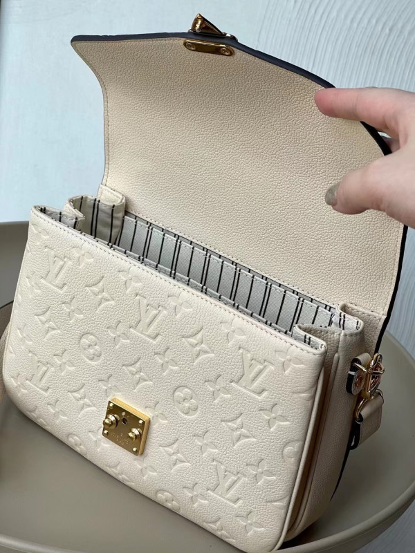 l0*is V*t0n pochette metis east west