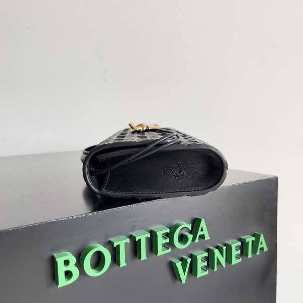 bo*te*ga Ve*ne*ta long clutch andiamo with handle
