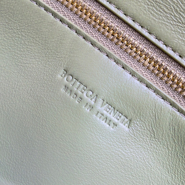 bo*te*ga Ve*ne*ta long clutch andiamo with handle
