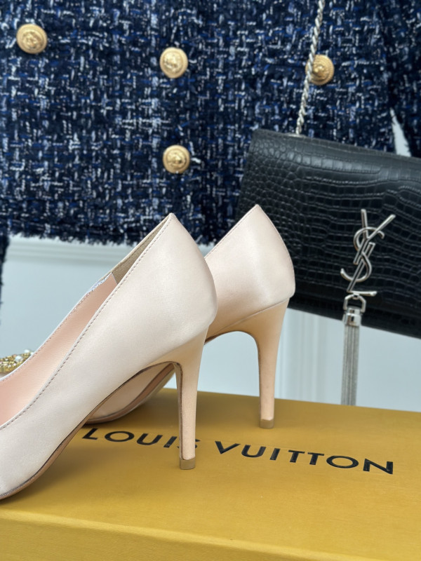 l0*is V*t0n heels