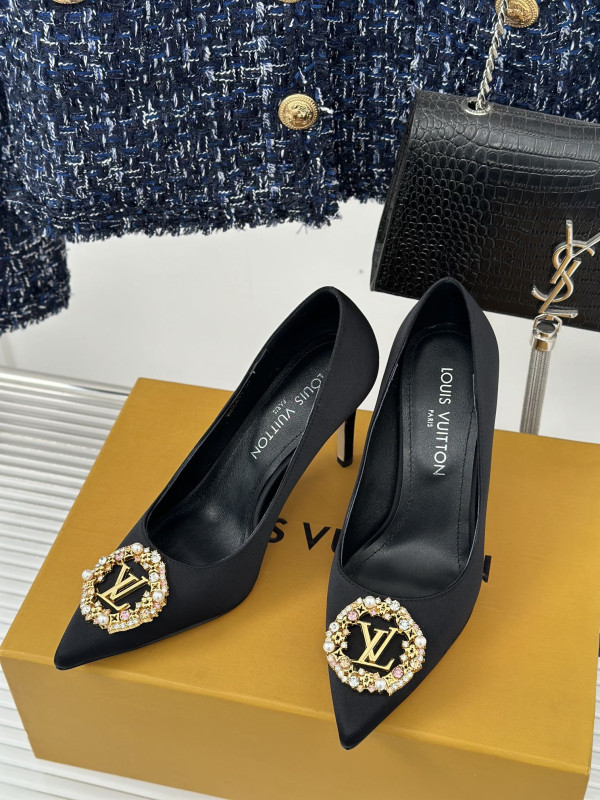 l0*is V*t0n heels