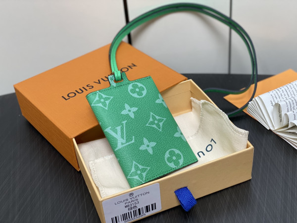 l0*is V*t0n card holder necklace-7.6*10*0.5cm