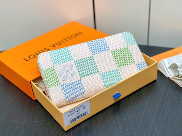 l0*is V*t0n zippy wallet-19.5*10.5*2.5 cm