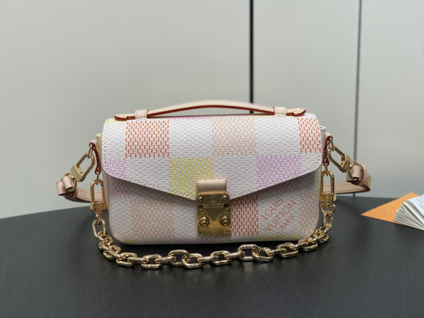 l0*is V*t0n pochette metis east west