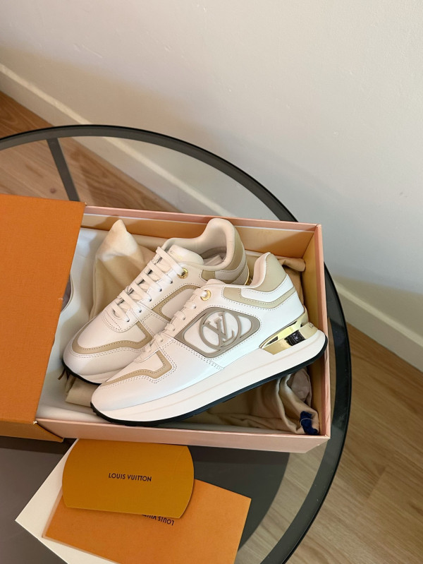 l0*is V*t0n sneakers