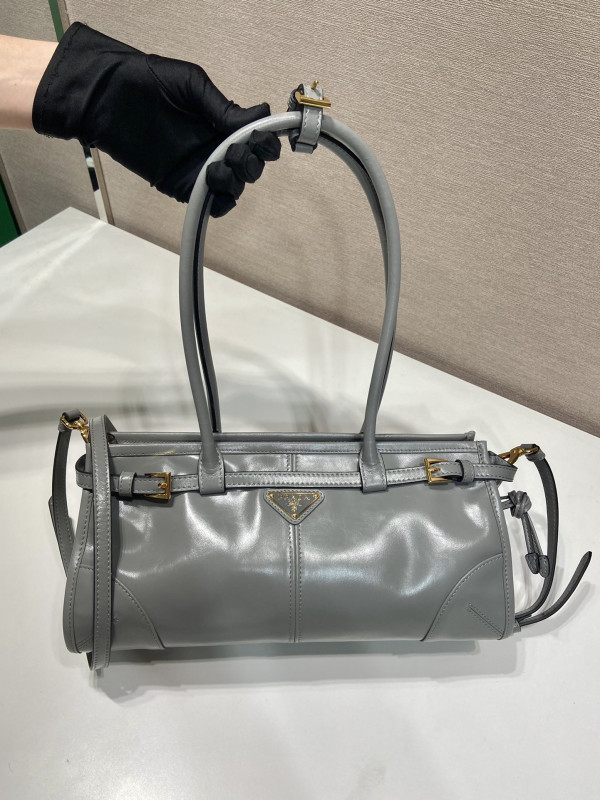 Pra*a medium leather handbag