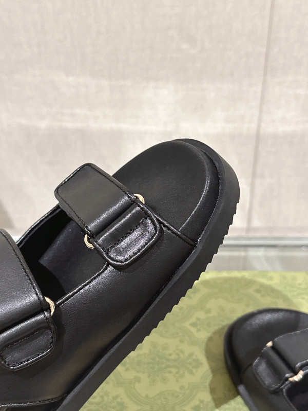 G*u*i slide sandals