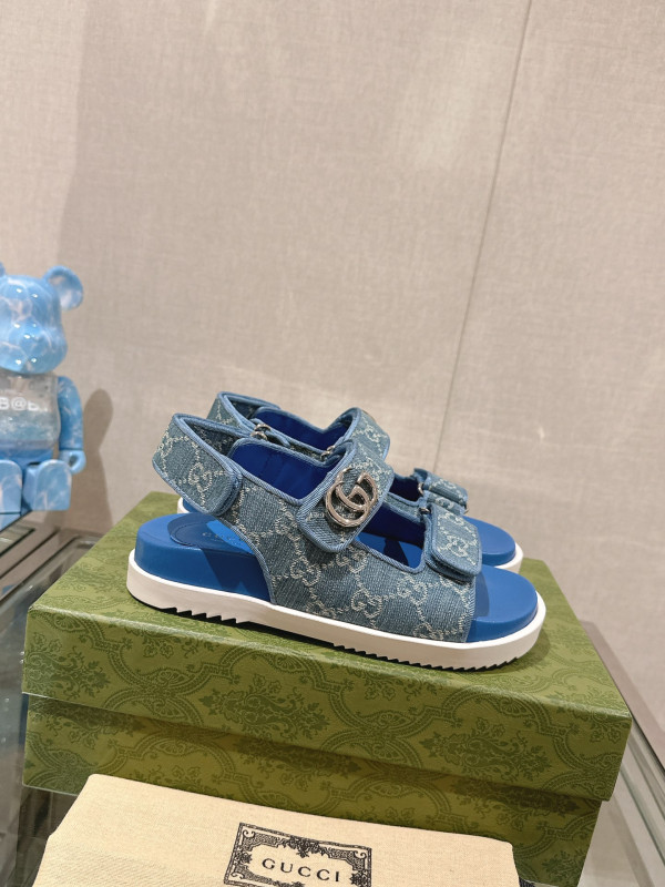 G*u*i slide sandals