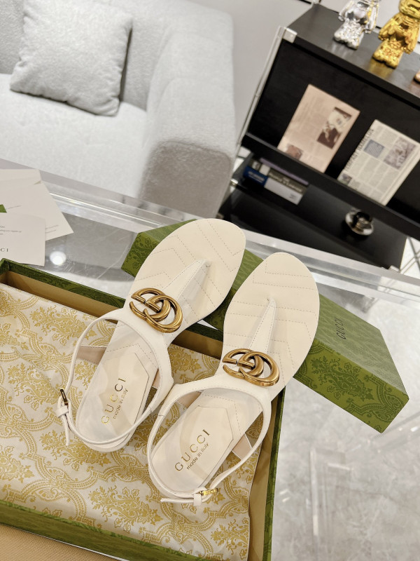 G*u*i slide sandals