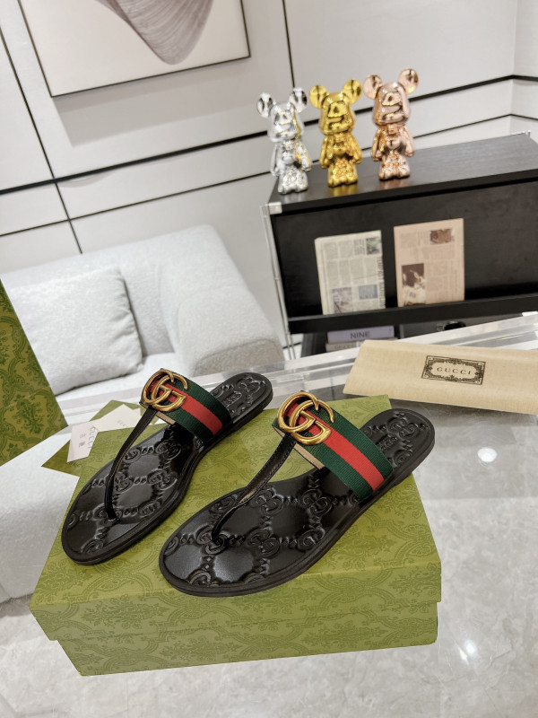G*u*i slide sandals