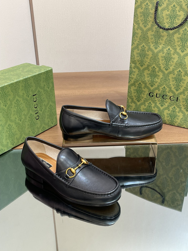 G*u*i men loafer