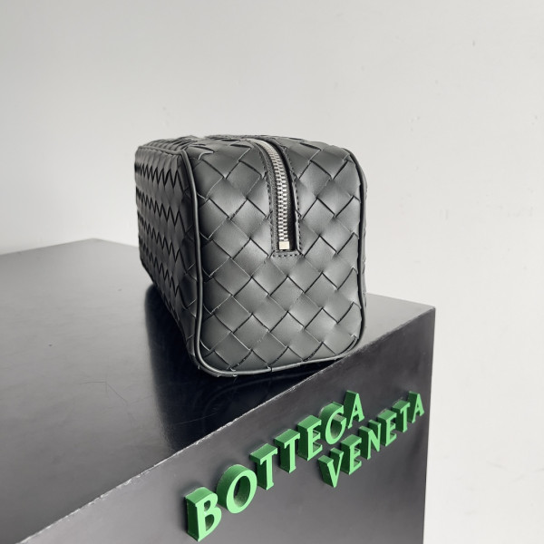 bo*te*ga Ve*ne*ta intrecciato leather wallet-on-strap