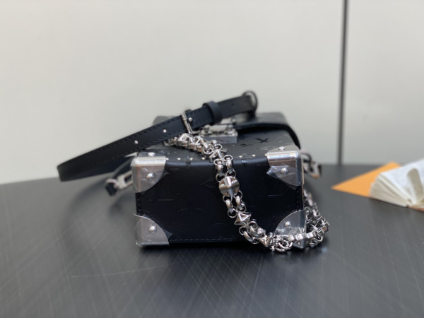 l0*is V*t0n camera box monogram canvas