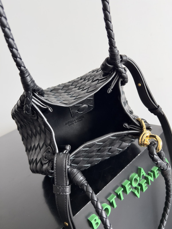 bo*te*ga Ve*ne*ta andiamo parachute small shoulder bag