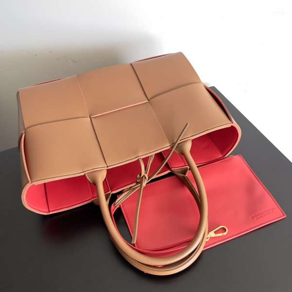 bo*te*ga Ve*ne*ta small arco tote bag
