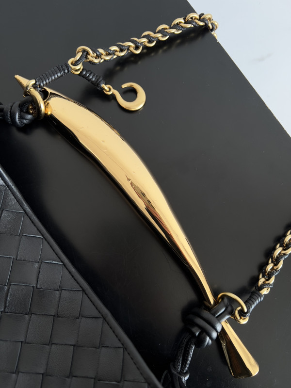 bo*te*ga Ve*ne*ta sardine with chain-33*20*4cm