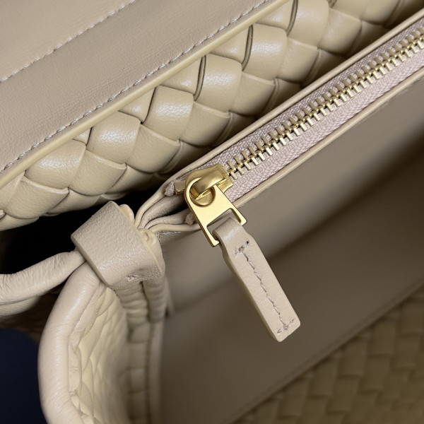 bo*te*ga Ve*ne*ta patti top handle bag