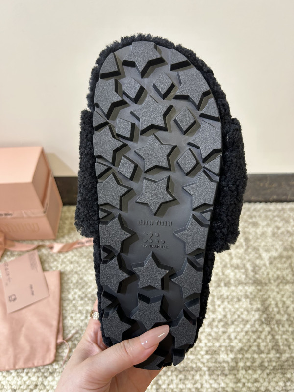 M*um*u sandals