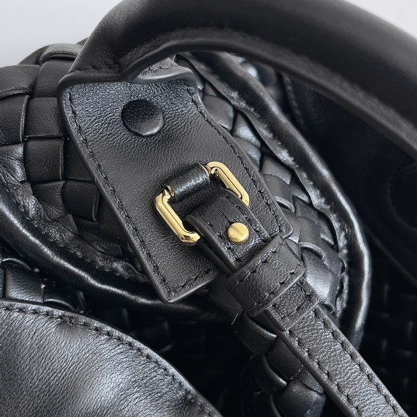 bo*te*ga Ve*ne*ta mini cobble top handle