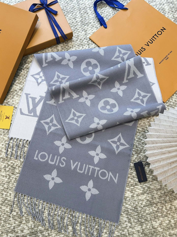 l0*is V*t0n scarf