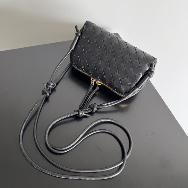 bo*te*ga Ve*ne*ta intrecciato concert pouch