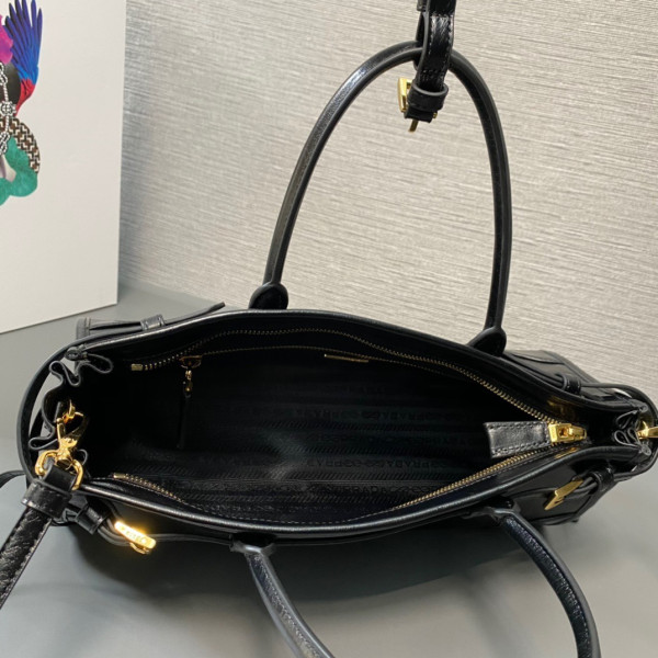 Pra*a medium leather handbag
