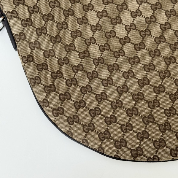G*u*i b medium shoulder bag