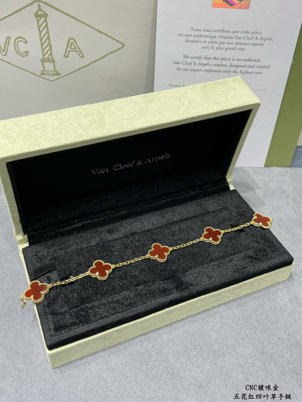 V*N CL*F&arpels perlée bracelet