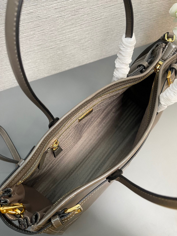 Pra*a medium leather handbag