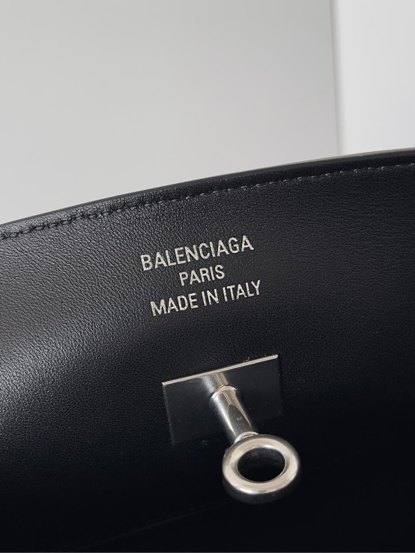 Ba*len*cia*ga bel air large shoulder bag