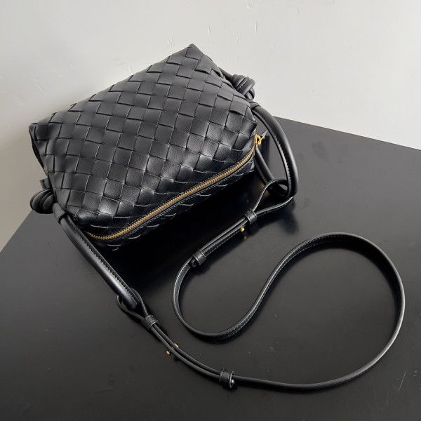 bo*te*ga Ve*ne*ta loop top handle