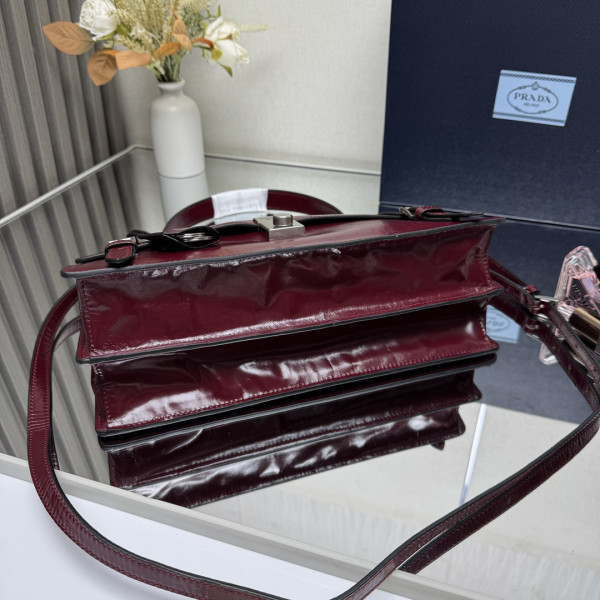 Pra*a medium leather handbag