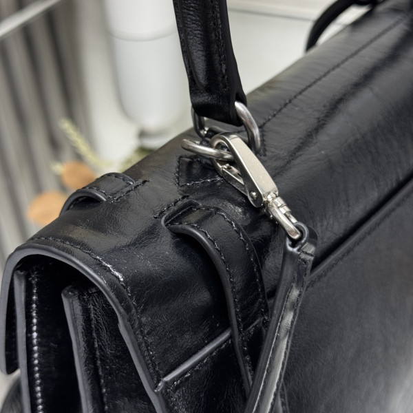 Pra*a medium leather handbag