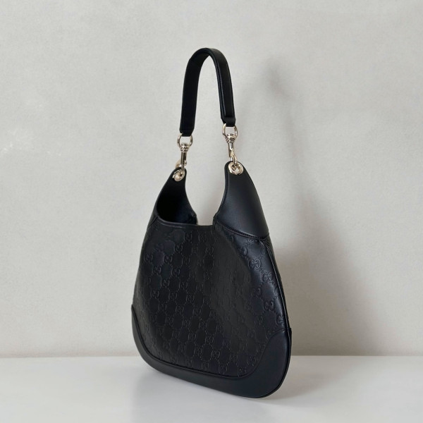G*u*i b medium shoulder bag