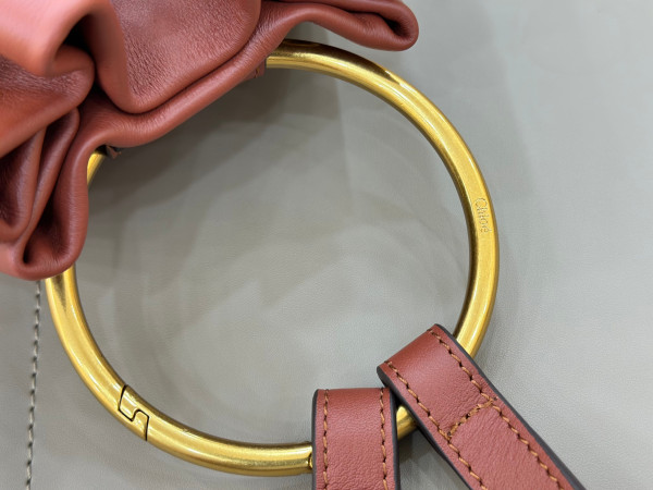 Chloe bracelet backpack in grained leather- 22*20*10.5cm