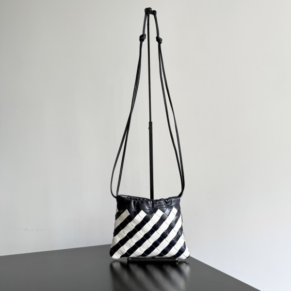 bo*te*ga Ve*ne*ta small dustbag