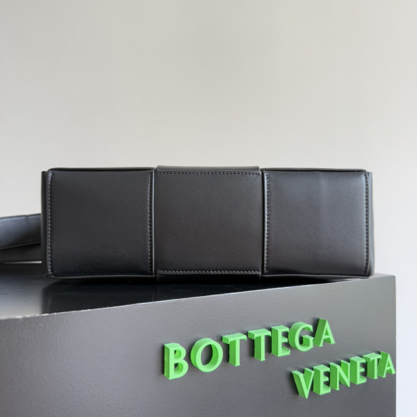 bo*te*ga Ve*ne*ta  arco camera bag -28*18*9cm