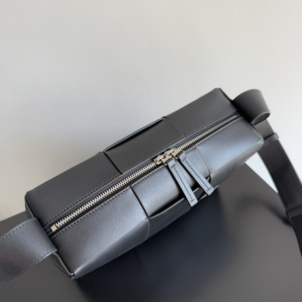 bo*te*ga Ve*ne*ta  arco camera bag -28*18*9cm