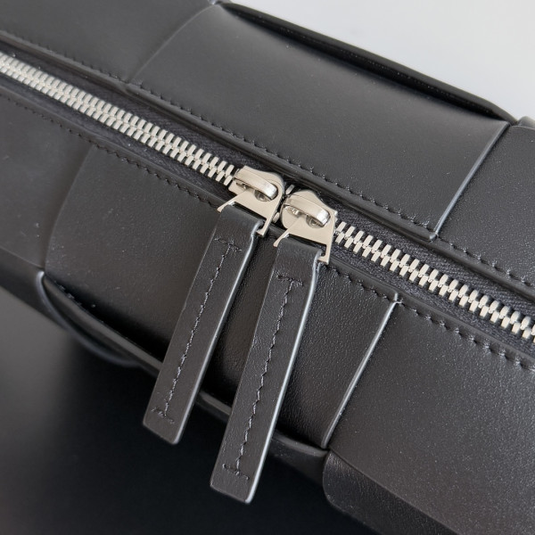bo*te*ga Ve*ne*ta  arco camera bag -28*18*9cm