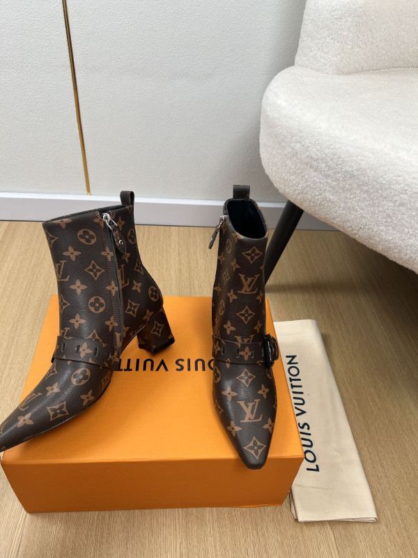 l0*is V*t0n boots