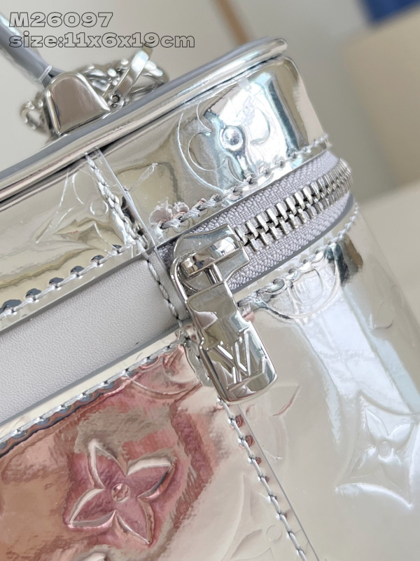 l0*is V*t0n vanity chain pouch-19 x 11.5 x 6.5 cm