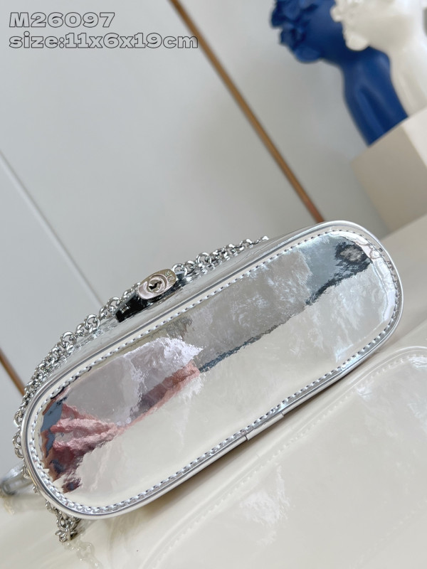 l0*is V*t0n vanity chain pouch-19 x 11.5 x 6.5 cm